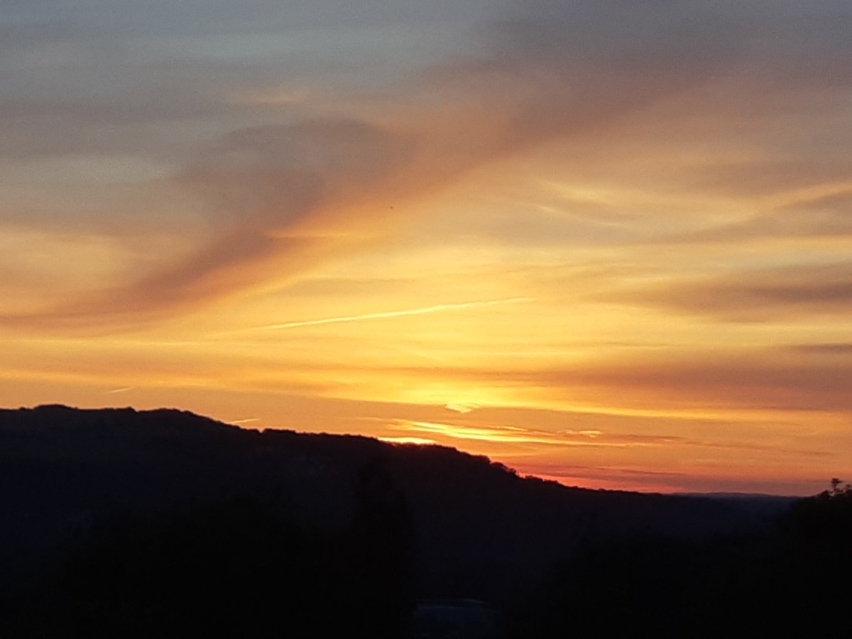 JodyObscure's tweet photo. #NatureAtBest sunset colours and patterns from Southerham reserve, Lewes top of the Cliffe across to the Chalk pit WNW of the town. https://t.co/uae27MM7ol