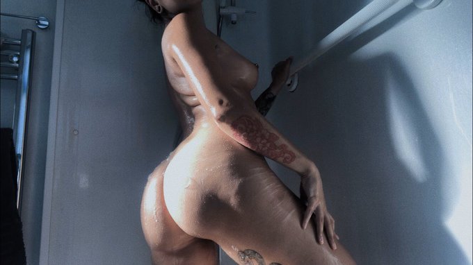 A little more soaping 🧼🛁 retweet if you want to join me 😏 https://t.co/My2uFszUbj