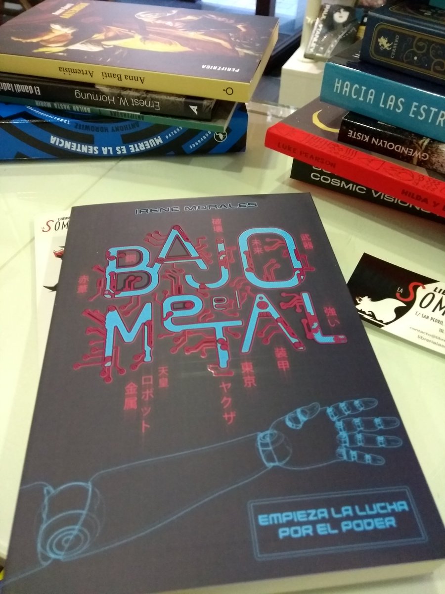 LaSombraLibros's tweet image. ¡Lo nuevo de @LunnVic llega a @laGaleraYoung! &quot;Bajo el metal&quot; es más que una historia de encargos y robots con la yakuza del futuro. #NovedadesLibrescas #Reconectemos #ResistenciaLibresca