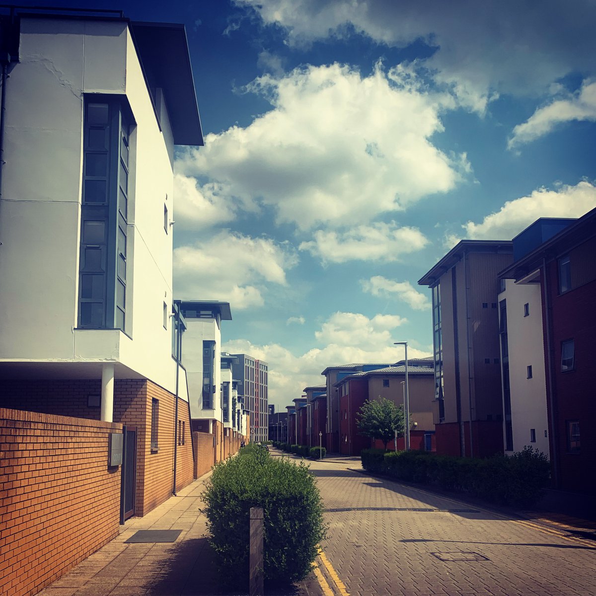 UoLAccomm's tweet photo. It’s nice to see some of our #UniLincoln (even from a distance!) as they arrive back to our residences to collect their belongings☺️ Thank you for following the departure bookings process to allow for safe social distancing! #MoveOutMay #LoveLincoln #SocialDistancing https://t.co/7wI2vF5y8y