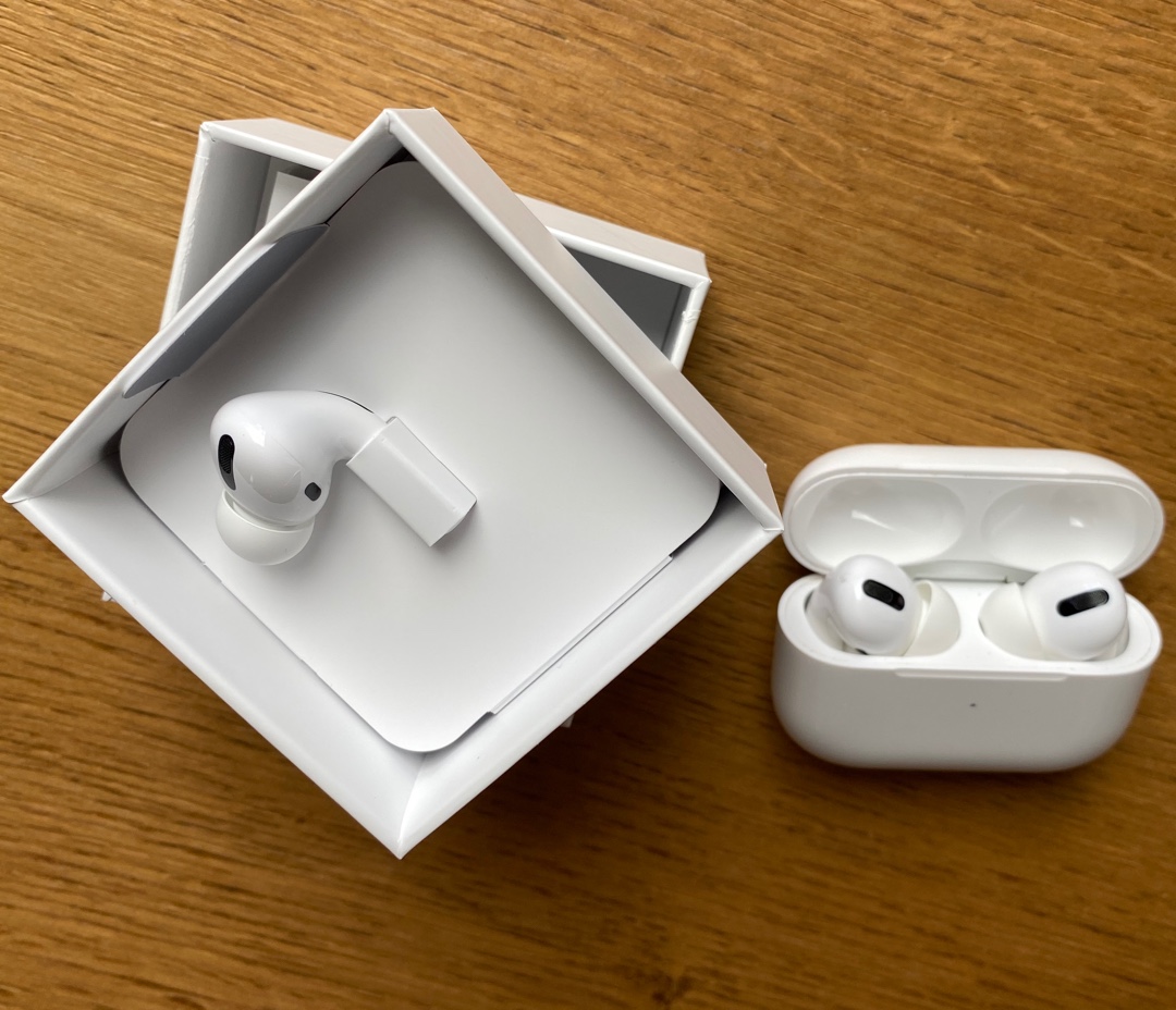 ixeo's tweet photo. Ich liebe die AirPods und nutze sie jeden Tag. Aber ich musste sowohl bei der 1 Gen, 2 Gen die Garantie in Anspruch nehmen und jetzt auch bei den teuren Pros bereits nach einem halben Jahr einen AirPod austauschen lassen. Der rechte knackte nur noch im Noise Cancling Modus👎 https://t.co/MKlaoJTYM7
