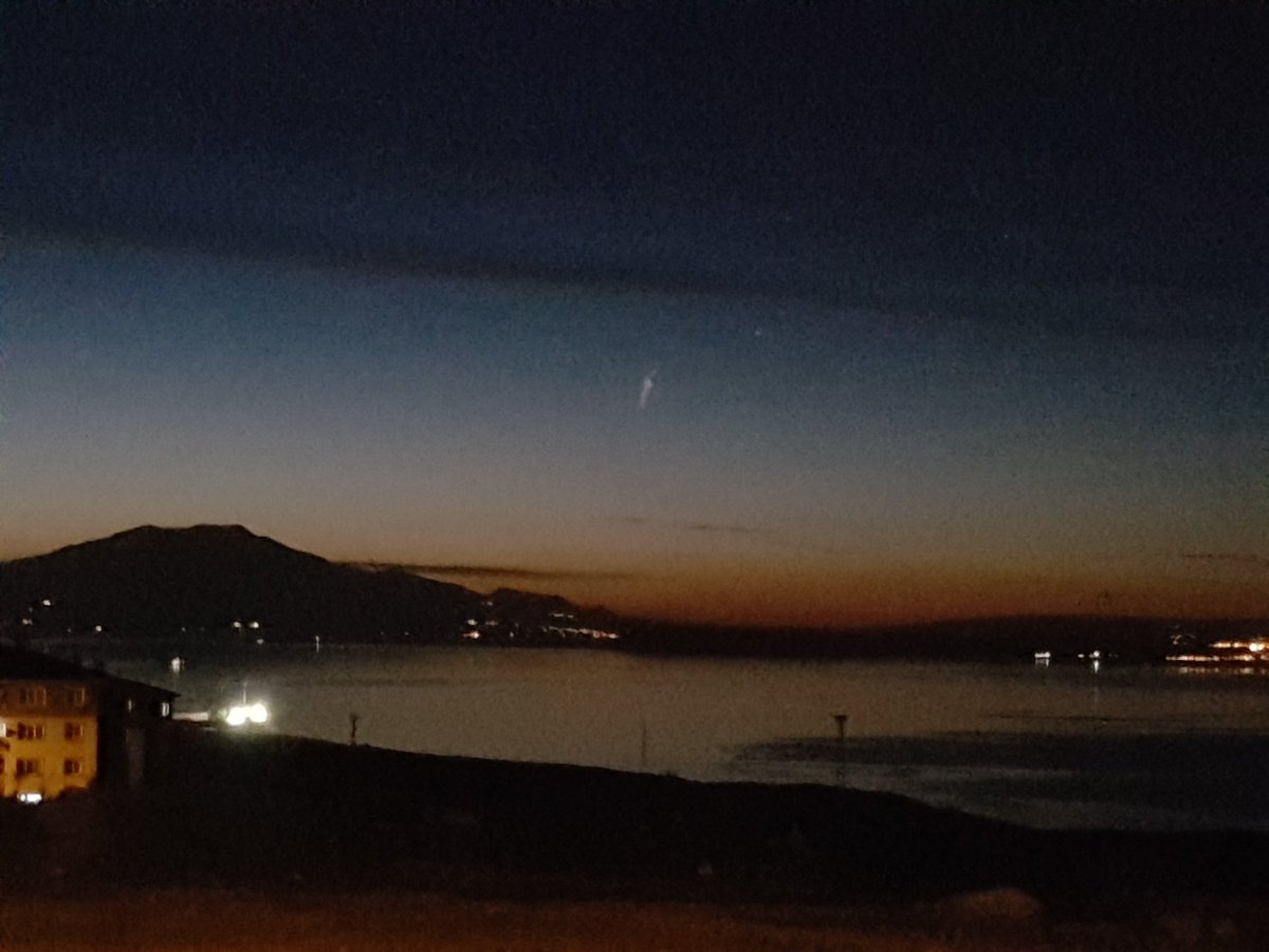 ozkantatli's tweet image. Van semalarında süphan dağı tarafında parlak #meteor inanılmaz bir parlaklık ve ardında oluşan toz bulutu. Tam saati 20.30 parçasını bulan varsa sakal atsın. #turkey #van #meteor