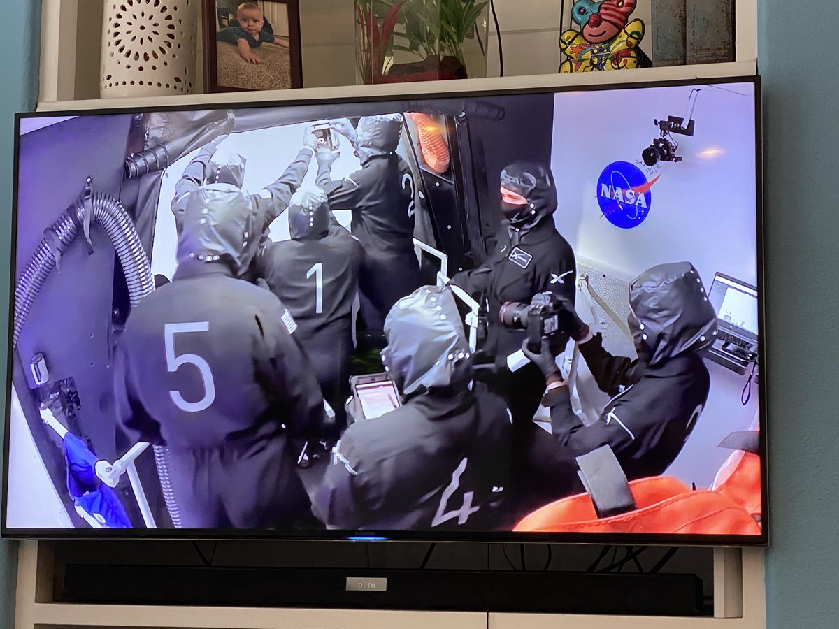 WhatTheJules's tweet photo. Where is Thing 2? #SpaceX #spacelaunchlive https://t.co/ZYBumCdyY1