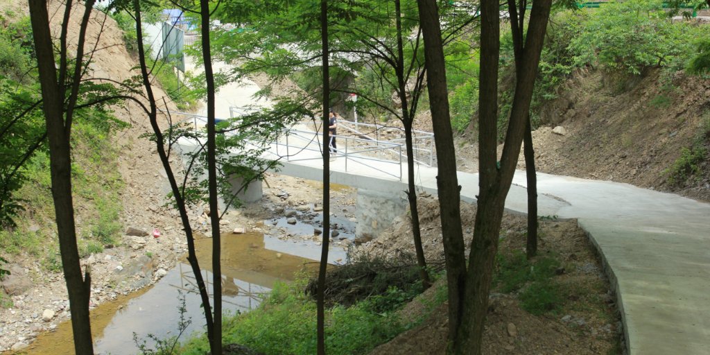 'Kim Taehyung Love Road'(100 meters road+10m bridge) has been put into use in Zhaoxi village.
The muddy road &amp; big ditch that blocked children's footsteps has been replaced by a concrete road &amp; reinforced bridge.Children can go to school safely thanks to <a href="/BTS_twt/">방탄소년단</a> V Chinese fans💜