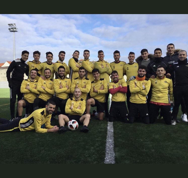 Miguel_Vazquez6's tweet photo. 💛🖤🏆@cd_ribadumia 🏆🖤💛
Obxectivo✅
Noraboa a todos os que forman parte desta familia: directiva polo seu traballo, afección polo seu apoio e mención especial aos compañeiros e ao corpo técnico polo temporadón que fixeron 🎩
Momento de disfrutar!
Somos de terceira!
WE’RE BACK https://t.co/XkCSkcpix3