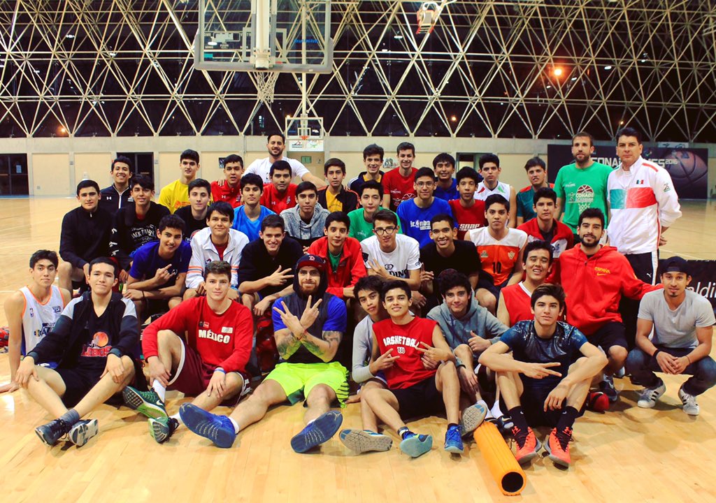 mexbasquet's tweet image. #RecuerdosMexBasquet...2016... @RealMataLo14 visitó a la 1a generación de #academiaconade🏀 algunos han conformado a las selecciones menores, la mayoría están becados en universidades particulares de México y algunos iniciarán su camino en 🇺🇸 ¿A quiénes reconoces? #MexicanPower