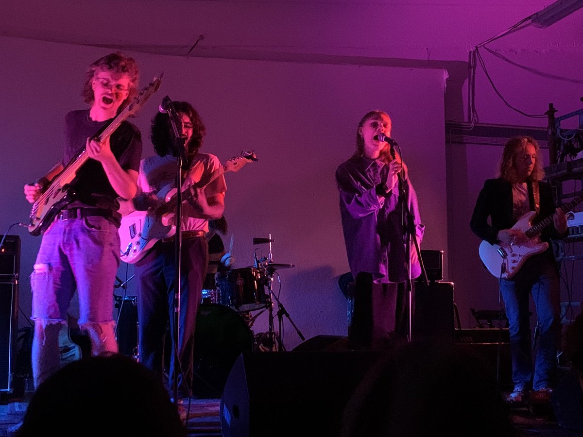 derekrocks's tweet photo. This is @mauvband. They are very good. Bonus points for the twin white Stratocaster attack. https://t.co/AXedqdm7v4