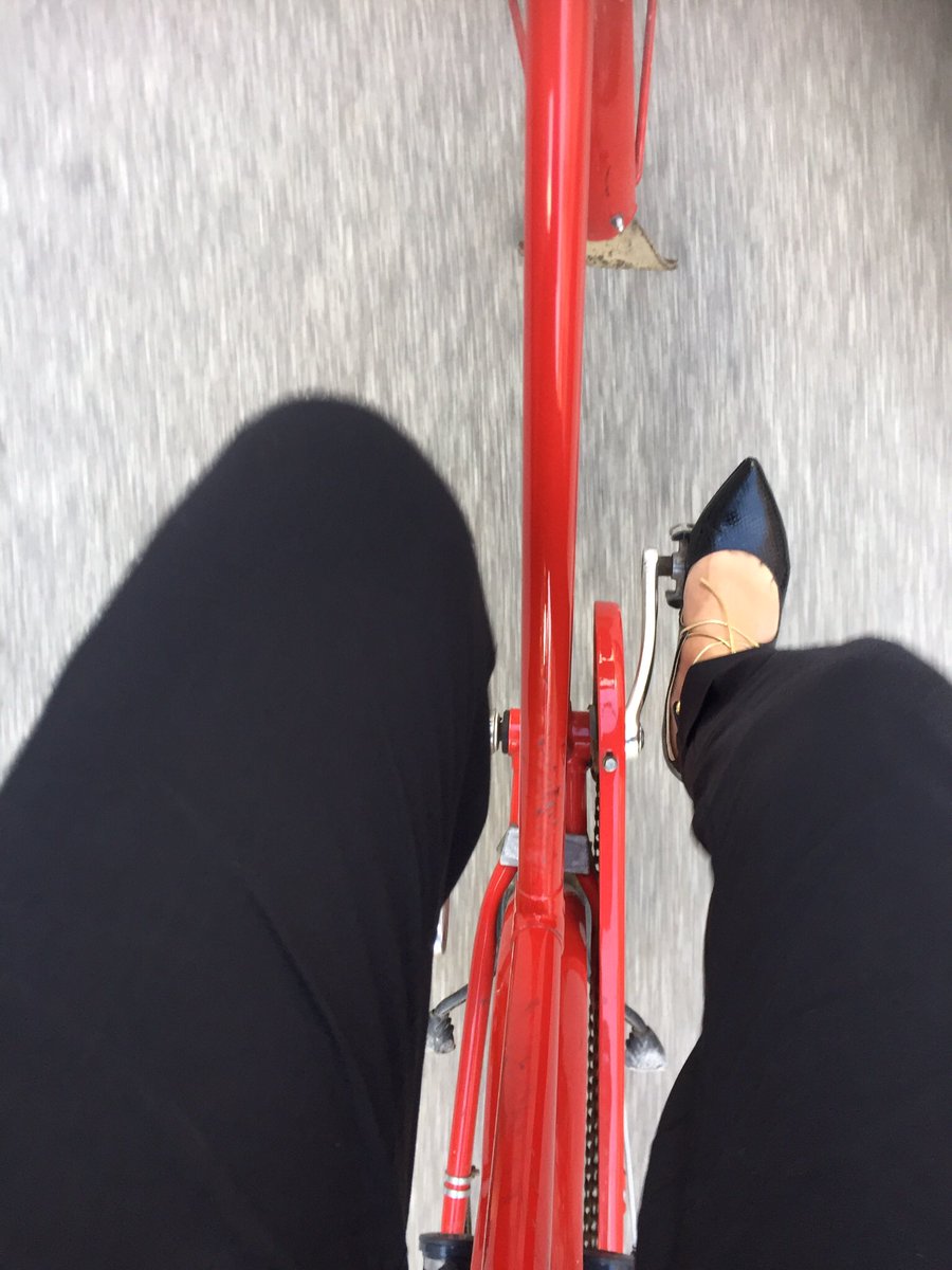 To all the ladies considering cycling as lockdown is lifting but worried to do it: - ride a city bike with low entrance - have your bag in front of you - riding in heels is easier than walking in them - ride in your own pace. #smartmobility #cycling #mobility #covid19 #women