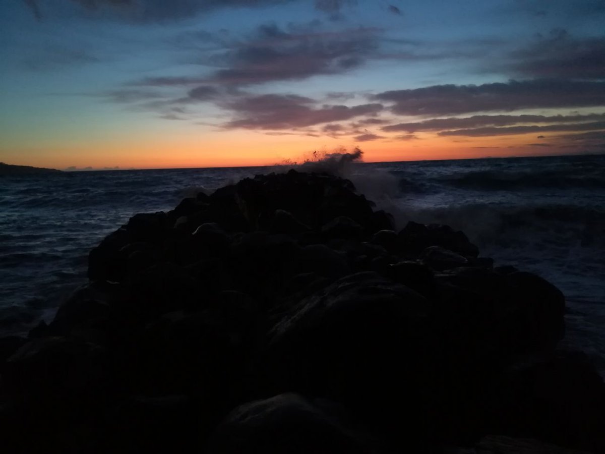 sunset and waves in sorrento, italy[taken with a huawei p10 lite]