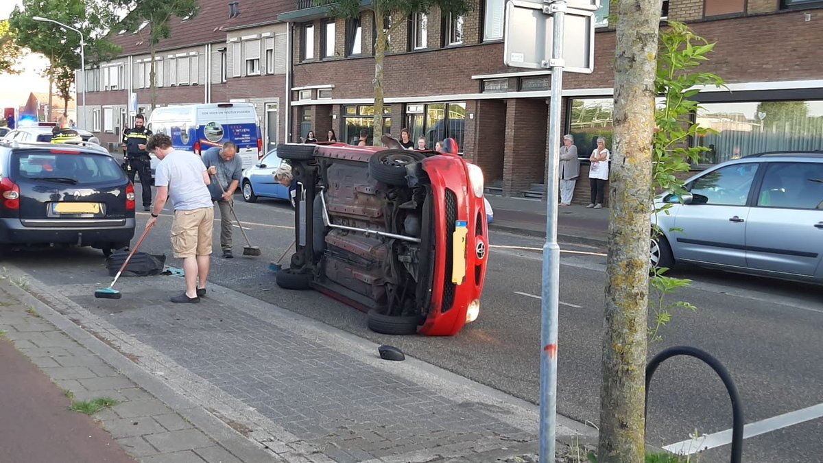 Een persoon is vanavond gewond geraakt bij een verkeersongeval op de Sloterbeekstraat in Venlo. ..