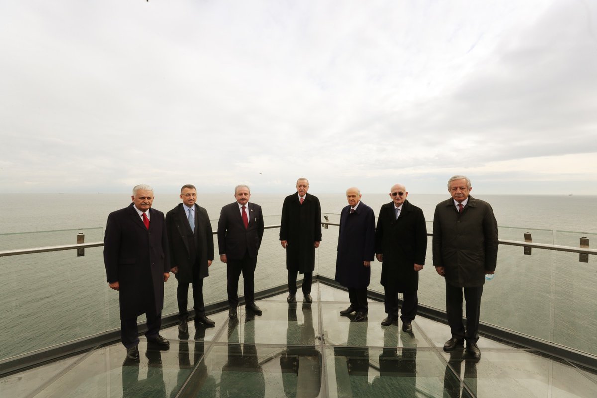 Birlikte rahmet, ayrılıkta azap vardır.

Genel Başkanımız Sayın Devlet BAHÇELİ ve Cumhurbaşkanımız Sayın Recep Tayyip ERDOĞAN #DemokrasiVeÖzgürlüklerAdası'nda hatıra fotoğrafı çektirdiler.