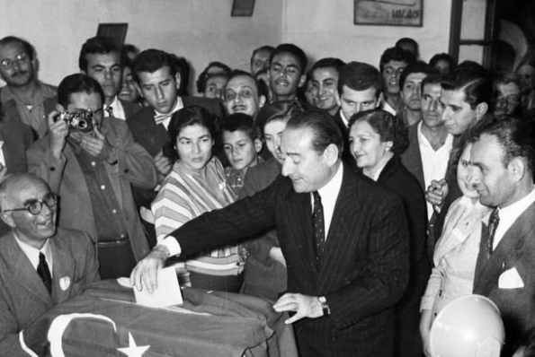 HurAyse's tweet photo. 1/18 ALPARSLAN TÜRKEŞ 27 MAYIS 1960 DARBESİNİN NERESİNDEYDİ?

1957’de seçimlerinden sonra DP’nin giderek otoriterleşmesi üzerine,“kurtarıcı subaylar” İsmet Paşa’yla görüşmek istemişler, İsmet Paşa,bu ilişkileri partinin geleceği açısından tehlikeli görerek görüşmeyi reddetmişti. https://t.co/OkuGF2VcSx