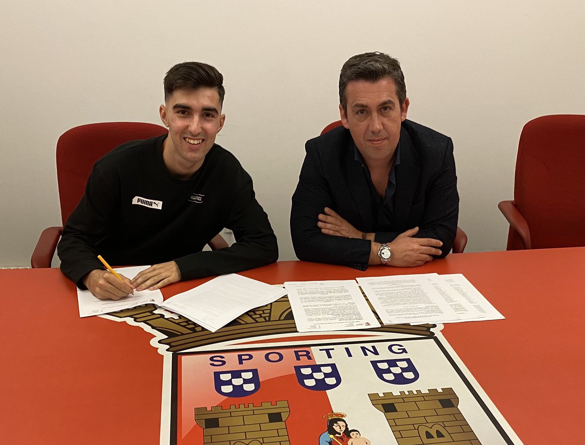 JRR_76's tweet photo. Trabalha em silêncio e deixa que o teu sucesso faça barulho. Aos 16 anos, João Madureira assina contrato profissional com o SC Braga 💎 🛡
@Footunited_Lda
#FootunitedPlayer https://t.co/12hjr33SUj