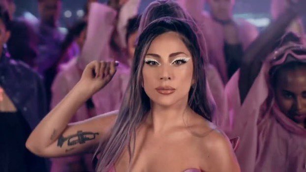 tracklist's tweet photo. TUDO! #RainOnMe tem chances de conseguir debutar em #1 no Hot 100 da Billboard. Isso seria histórico, uma vez que Ariana Grande conquistaria o recorde de artista que mais conseguiu tal feito na HISTÓRIA da indústria. https://t.co/nntQ4YAVyi