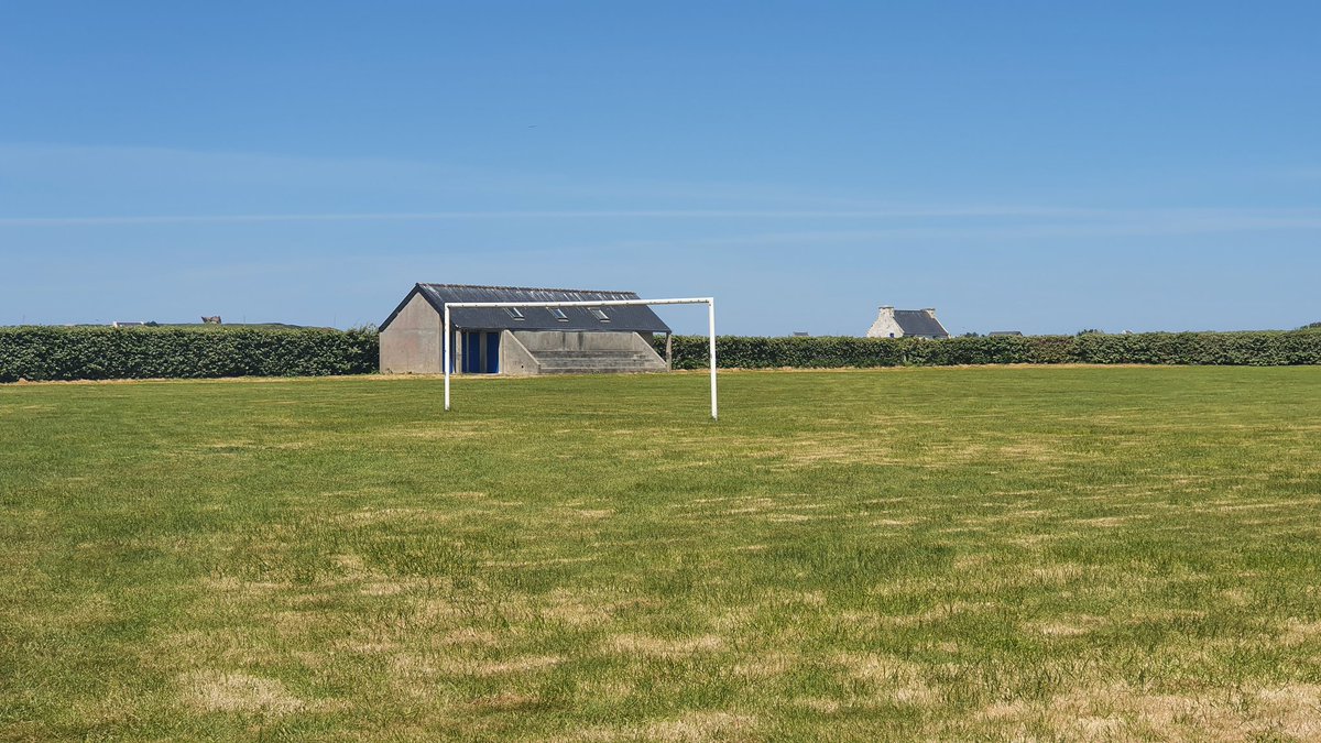 Passons aux particularité de ce terrain de foot.1. Hors Tournoi/Championnat (à l'époque) les fillets étaient retirés pour éviter que les moutons s'y piège.