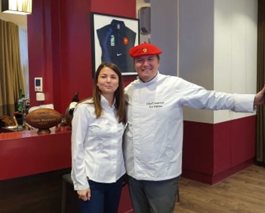 LeRugbyClub's tweet photo. Reprise en douceur au Rugby Club à partir du 4 juin. Mélanie et Laurent, notre équipe cuisine nous propose une offre à emporter, en livraison ou à domicile. 
Pour voir la carte dès aujourd'hui et pouvoir commander demain, cliquez sur le lien suivant : https://t.co/jQ3NAeYVwv https://t.co/pGfO6gJZxG
