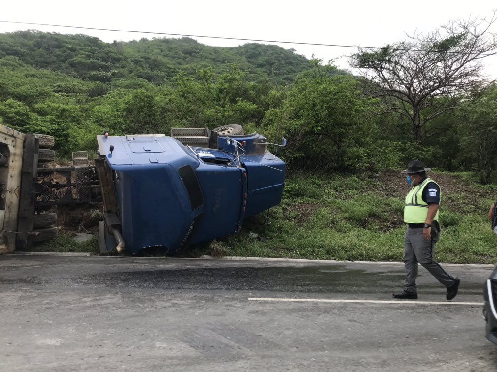 leolozza's tweet photo. Km 89 ruta al Atlántico trailer volcado @prensa_libre @amilcarmontejo @traficogt https://t.co/eD8TMkWvOa