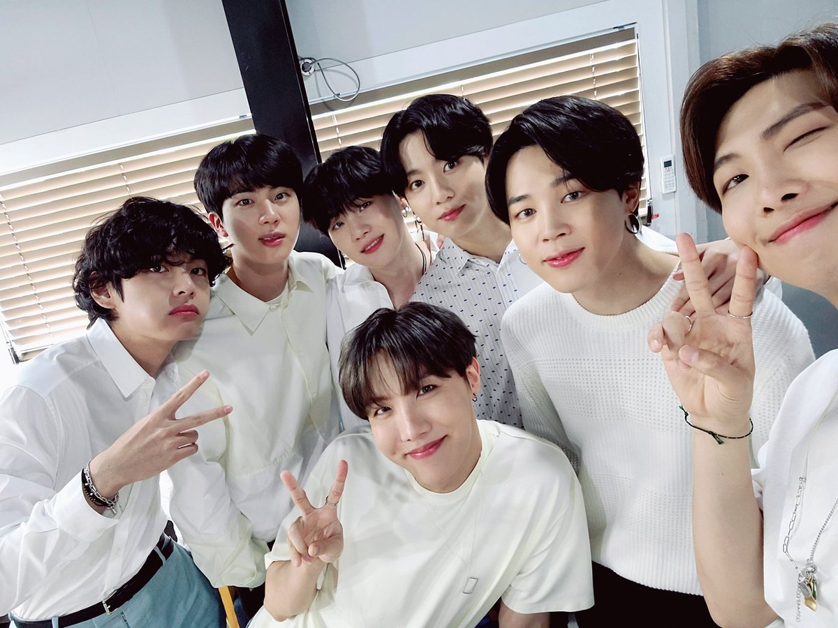 BTS_Latino's tweet photo. 📜 Weibo (27/05/20) 📜

[#EsteMesBTS] Texto: El compañerismo es la confesión más duradera. 
Canción: "Ajikdo~ yeojeonhi~*" (+) 
#PermanezcanConectados

Ing; Fiona @ bts-trans
Esp: Bangtan Latino 

🔗https://t.co/xxvGnMYubU https://t.co/NDWapP9ZuT