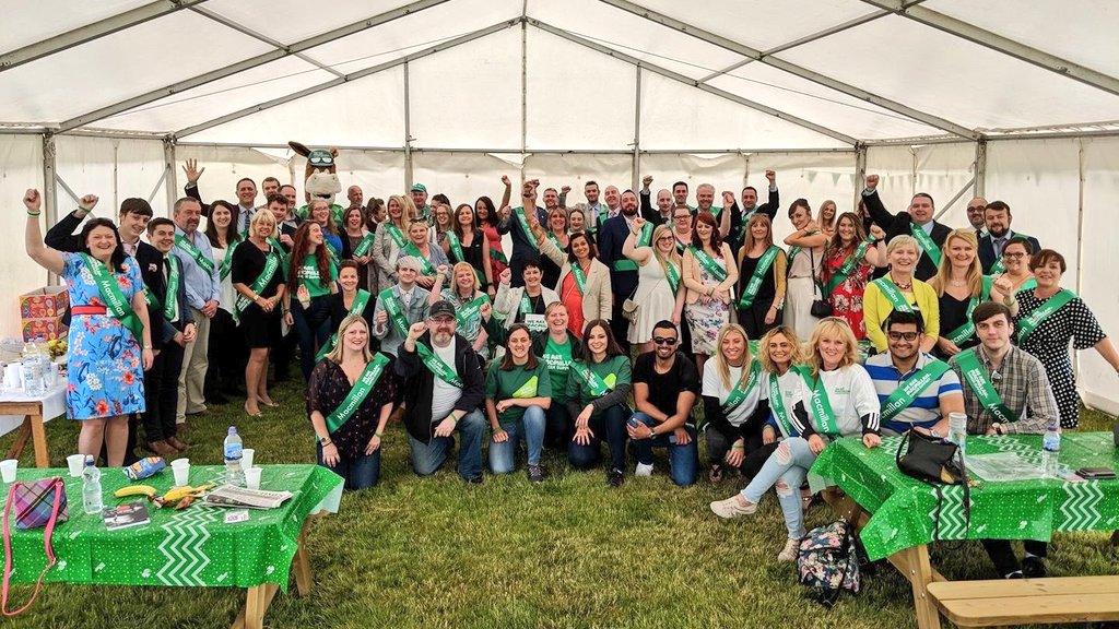 abbiedavis01's tweet photo. @adrianbbbb @macmillancancer This one is from #YorkRaceDay 2018 🏇 I was only 6 weeks into the role, so I was a bit nervous to be meeting so many volunteers and colleagues for the first time! Of course, it was a great day, everyone was lovely, and lots of money raised for @macmillancancer 🤩💚 #WaveofGreen https://t.co/CxyMjmSPLY
