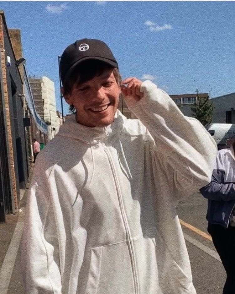 xxsvnflowerxx's tweet photo. who cannot love this person ? 
 #LouisTomlinsonIsLovedParty https://t.co/DwSKaN84BB