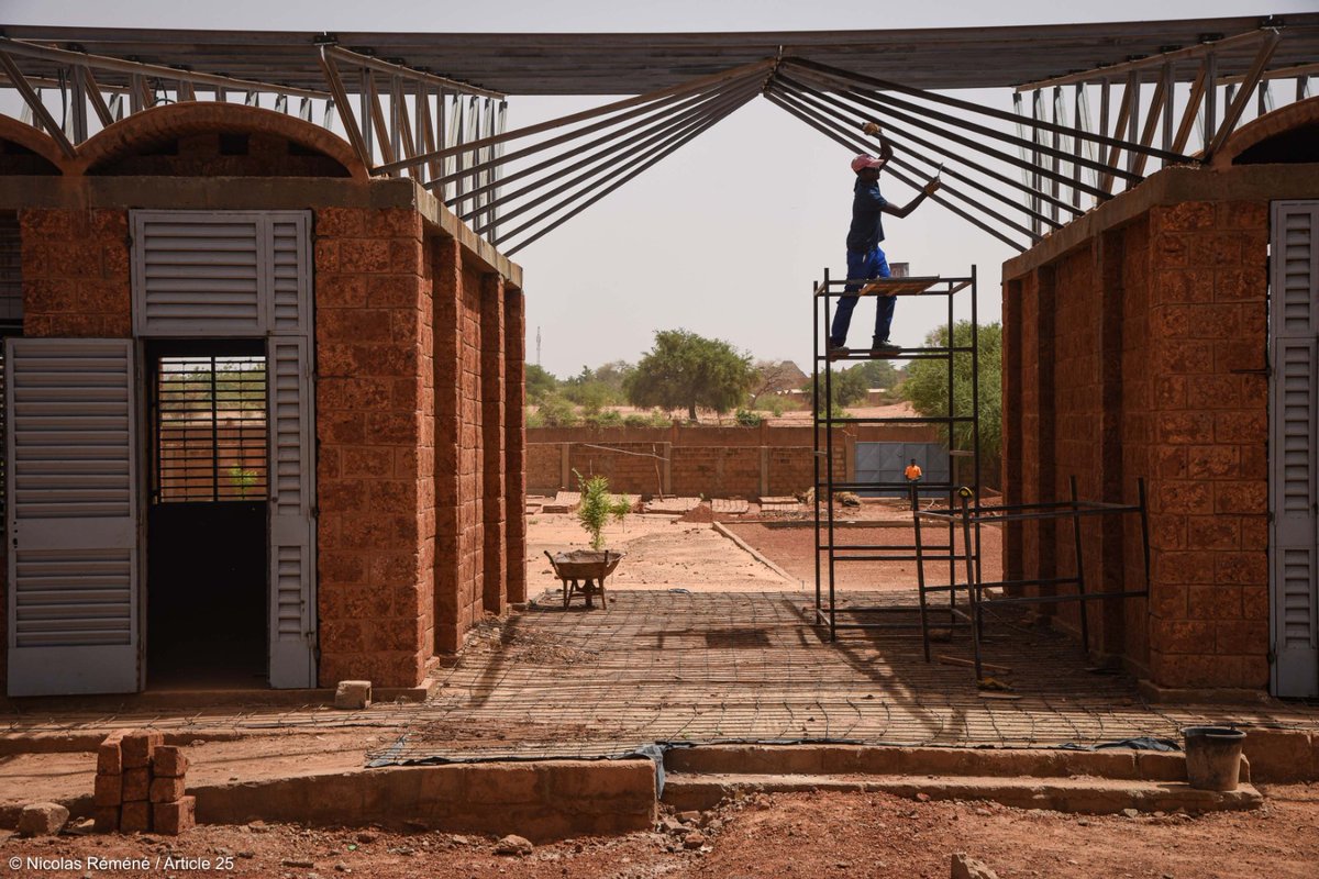 Article25's tweet photo. New images from #Niger! 🇳🇪
@NicolasRemene visited Collège Hampaté Bâ in #Niamey, where we've designed new classrooms to enable access to education for up to 1200 kids. This week we'll share some of his beautiful shots of the works!
#makedesignmatter #architecture #laterite https://t.co/pAwWjnRyZK