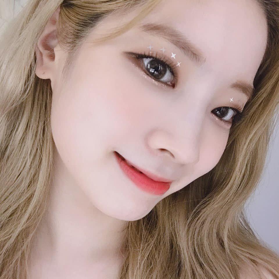 misayeon's tweet photo. Dahyun topped the worldwide trends at both #1 and #2 for her birthday!! 🎉 

1. #OurShiningLightDahyun
2. #5월의_끝에서_만난_다현이

 💕💕 @JYPETWICE https://t.co/JgmMi5Cz4G