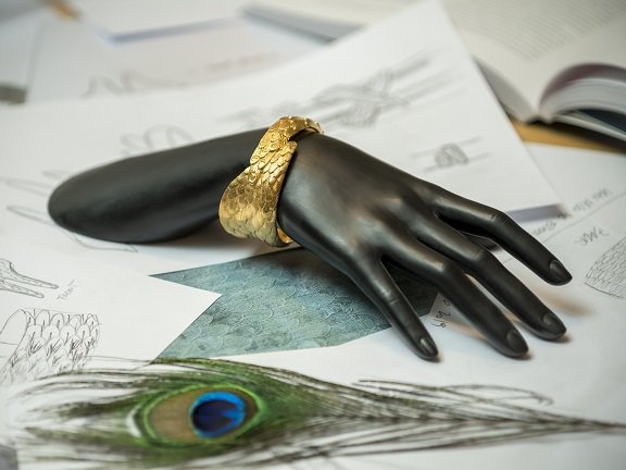 solgmoreno's tweet photo. @ChusBures diseña un brazalete inspirado en #LaAnunciacion de Fra Angelico

Ha aprovechado las alas del ángel recuperadas en la restauración para crear esta pieza. Más info en @arsmagazineesp ➡️https://t.co/vsexj6l90d #diseño #joyeria @museodelprado [solo en la tienda del Prado] https://t.co/9GNQhXWAfr