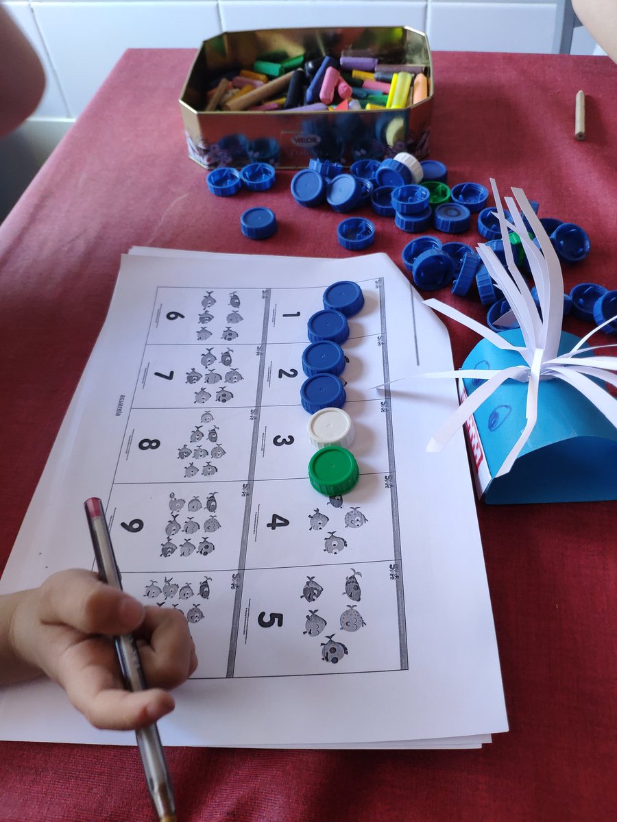 blancanamero's tweet photo. Hoy mientras mamá #ExaminaDesdeCasa #2bach; los pequeños aprendemos de nuestros amigos los delfines #SteamWay. #LearningInContext https://t.co/R2aC8m8ASt