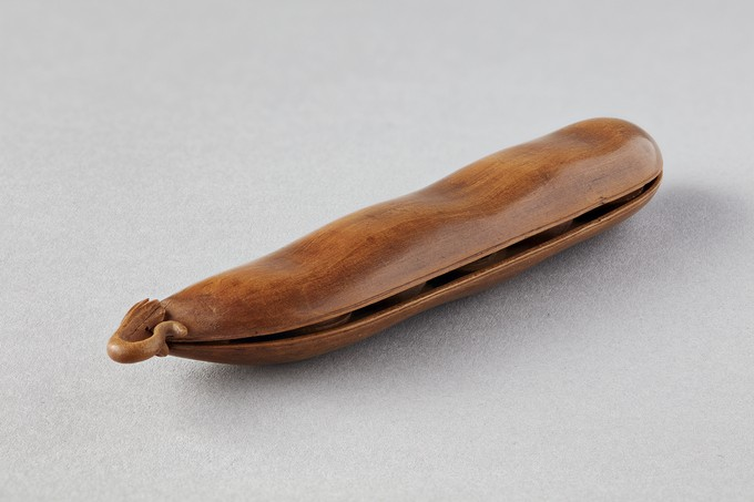 AmeliaSoth's tweet image. This tiny boxwood peapod (~4 inches) was carved in the 1500s. It opens to reveal little peas, and then those peas open to reveal little carved stories