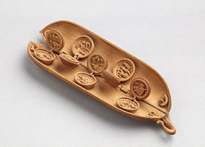 AmeliaSoth's tweet image. This tiny boxwood peapod (~4 inches) was carved in the 1500s. It opens to reveal little peas, and then those peas open to reveal little carved stories