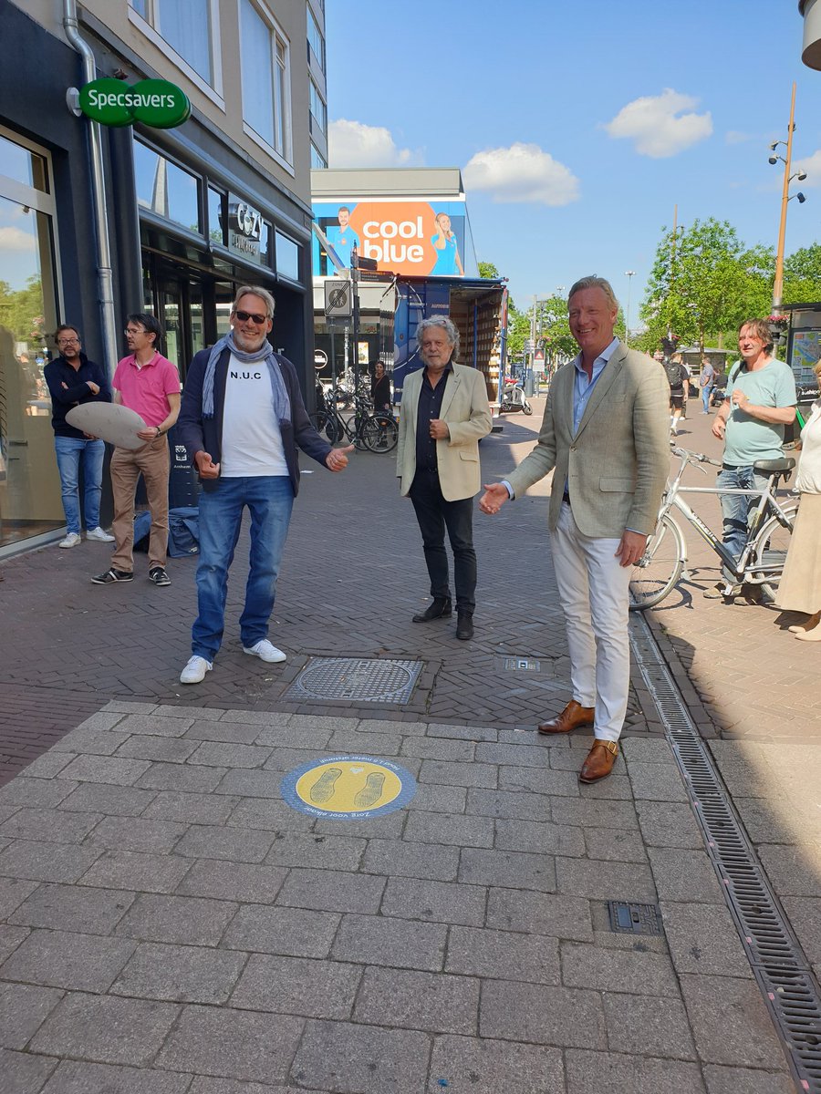 Om de bezoekers van onze stad gastvrij en veilig te kunnen ontvangen zijn vandaag stickers op de straat aangebracht. Dat gebeurde door wethouder <a href="/DellenJan/">Jan van Dellen</a>, <a href="/GVelthuizen/">Gerard Velthuizen @gerardus.bsky.social</a> van PBA en <a href="/MarcelvanEmpel/">Marcel van Empel</a> van 6811
