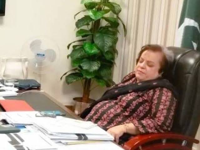 Shour na machao ! Aunty jag jaye gee <a href="/ShireenMazari1/">Shireen Mazari</a> 
#UzmaKhan #ٹھیکےدار_کی_بیٹی