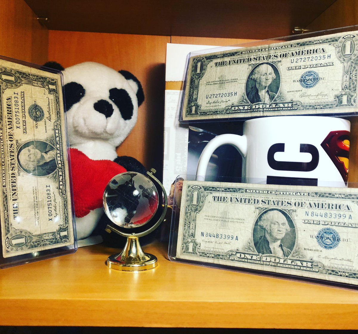 currency_u's tweet photo. A few $1 Silver Certificates from the 1930’s. Between 1878-1964, Silver Certificates actually used to be part of circulation with all other paper currency. Crazy to think that this was once a thing! #PaperMoney #oldcoins
#oldmoney https://t.co/cVzg2lxV2H