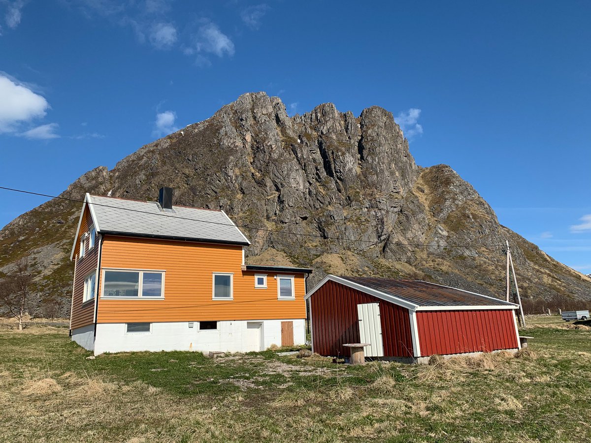 cloveras's tweet photo. Jeg tar sjansen på at noen her vil til Lofoten i sommer. Da kan man bo på Lillevik, vårt nyoppussede hus på Gimsøya. Super belíggenhet og egen strand. Perfekt for utforskning av Lofoten! https://t.co/kD8EB99IK8 #lofoten #norgesferie #norgesferie2020 #tilbringsommereninorge https://t.co/s0iyt7gav6