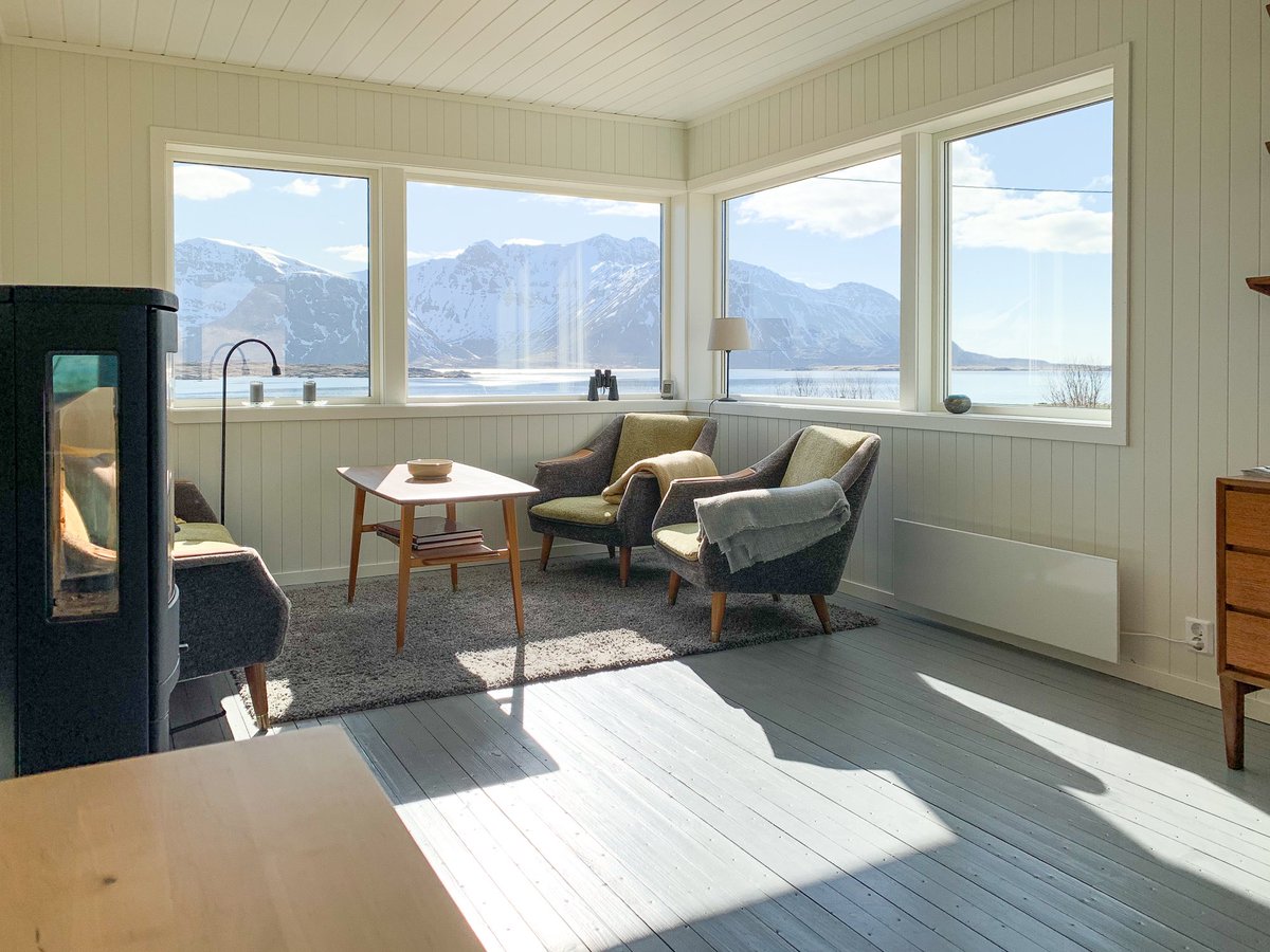 cloveras's tweet photo. Jeg tar sjansen på at noen her vil til Lofoten i sommer. Da kan man bo på Lillevik, vårt nyoppussede hus på Gimsøya. Super belíggenhet og egen strand. Perfekt for utforskning av Lofoten! https://t.co/kD8EB99IK8 #lofoten #norgesferie #norgesferie2020 #tilbringsommereninorge https://t.co/s0iyt7gav6
