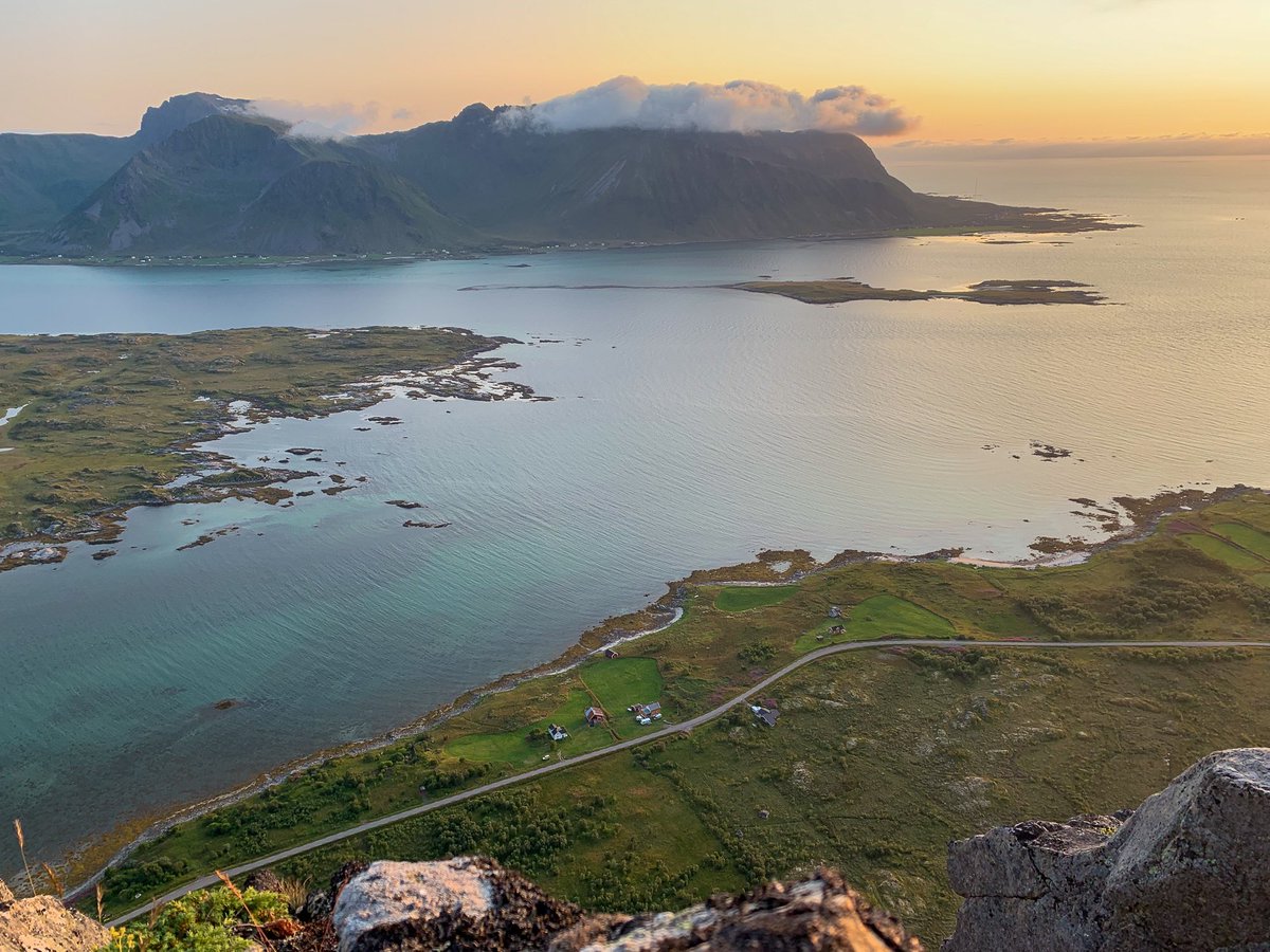 cloveras's tweet photo. Jeg tar sjansen på at noen her vil til Lofoten i sommer. Da kan man bo på Lillevik, vårt nyoppussede hus på Gimsøya. Super belíggenhet og egen strand. Perfekt for utforskning av Lofoten! https://t.co/kD8EB99IK8 #lofoten #norgesferie #norgesferie2020 #tilbringsommereninorge https://t.co/s0iyt7gav6