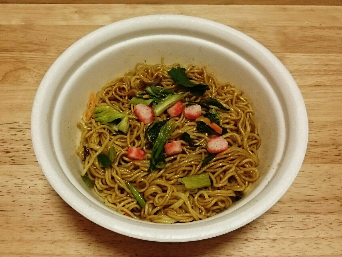 梧桐院 夜食にカップ麺を 明星 中華三昧 の新商品 上海焼きそば です オイスターソースに胡麻油 ネギ油の香り ノンフライ細麺に甘めのソースがよく合います 美味しく頂きました