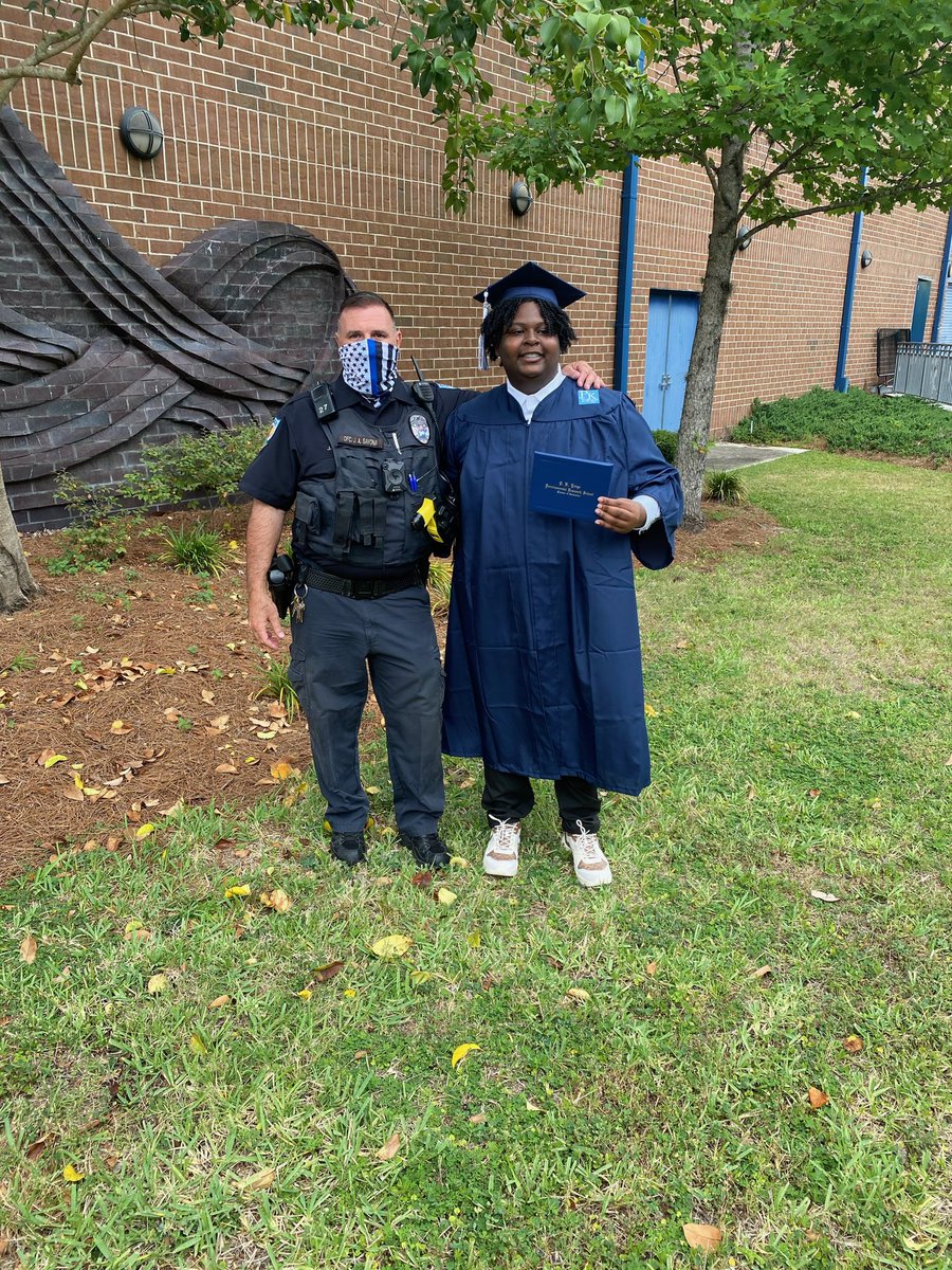 CarrieGeigerPKY's tweet photo. So thankful for an SRO who is such a loving member of our #BlueWave family @pkyongedrs #proudprincipal #classof2020 @UFPublicSafety https://t.co/rnc49vqCzr