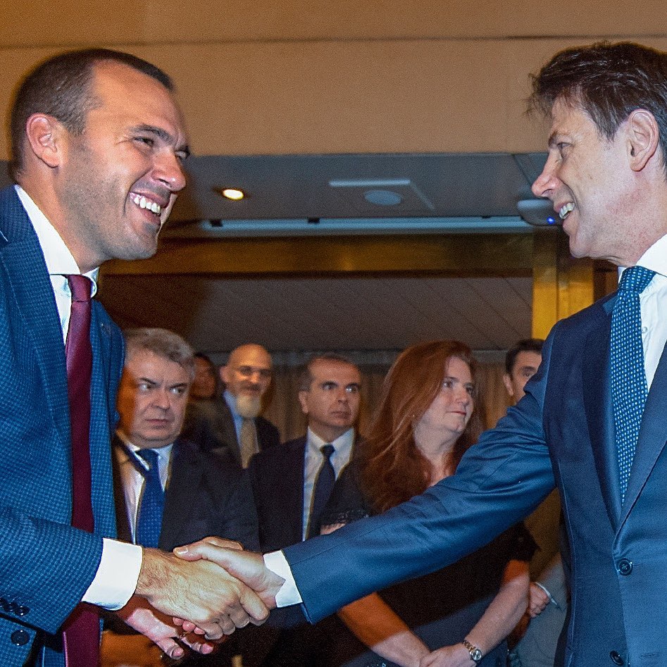 ManlioDS's tweet photo. #RecoveryFund da circa 170 miliardi per l'Italia di cui metà a fondo perduto. Chiamate un esorcista per #Meloni e #Salvini e fate una statua a #Conte e al #M5S che hanno tracciato questa strada da principio con convinzione.
Avanti così. https://t.co/Jvad26oRqO