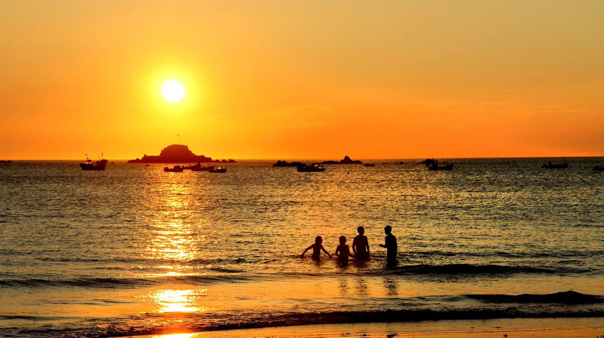 Even though you can't be here right now, we can help you dream about the idyllic sunset views at Cobo Bay... 🌅
#ThatIslandFeeling #DreamNowVisitLater
#Sunset