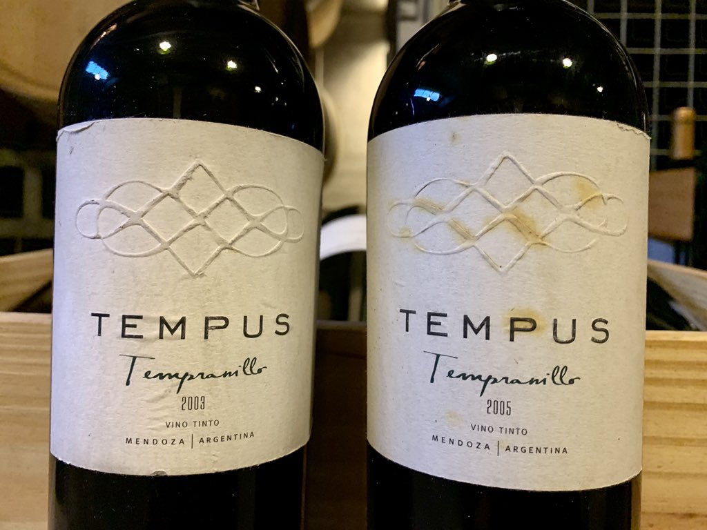 Haciendo orden para nuestras catas verticales... 🍷🍷🍷...
... desde la vendimia inaugural 2003 en adelante 💣 💥 #catasverticales #vinostempus