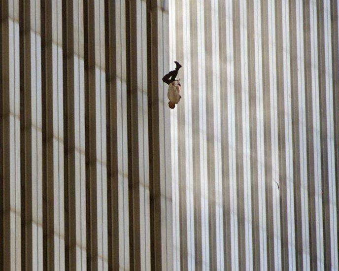 Photo d'un homme tombant des tours jumelles lors de l'attentat du 11 septembre, elle a beaucoup été critiquée mais représente un moment historique d'horreur