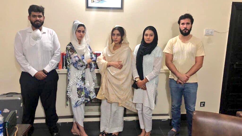 Don't forget when whole Media is silent
Only a brave Advocate ⚖  has the courage to come in support with Uzma khan ....
#ٹھیکےدار_کی_بیٹی