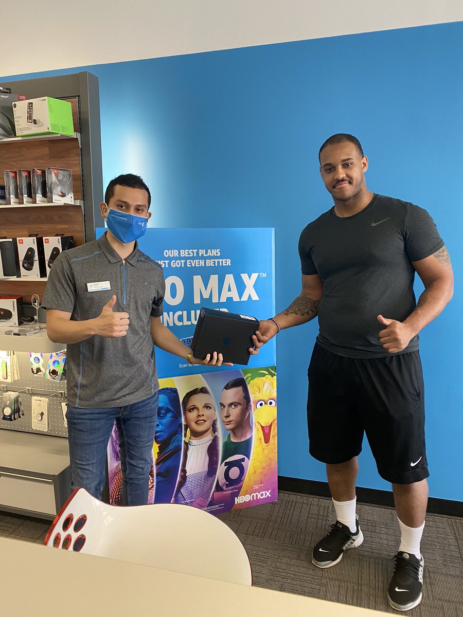 Woodbridge starting this launch off with #ATTTV #HBOMax #thenotoriousones #ARUnited <a href="/relayrichard/">Richard Totten</a> @attportablesel1 <a href="/JakeAraghi/">Jake Araghi</a> <a href="/LoganEaves2/">Logan Eaves</a> @ATTPortablesEVD @ATT_ARUnited