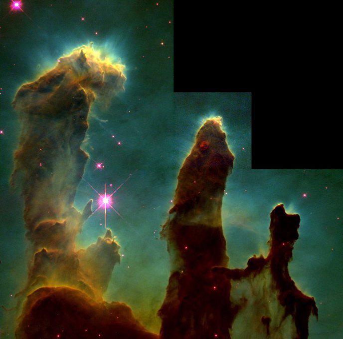 photo du télescope spatial Hubble, représentant des colonnes de poussières interstellaires situées dans la nébuleuse de l'Aigle. Elle a été prise par 4 caméra et se compose de 32 photos différentes.