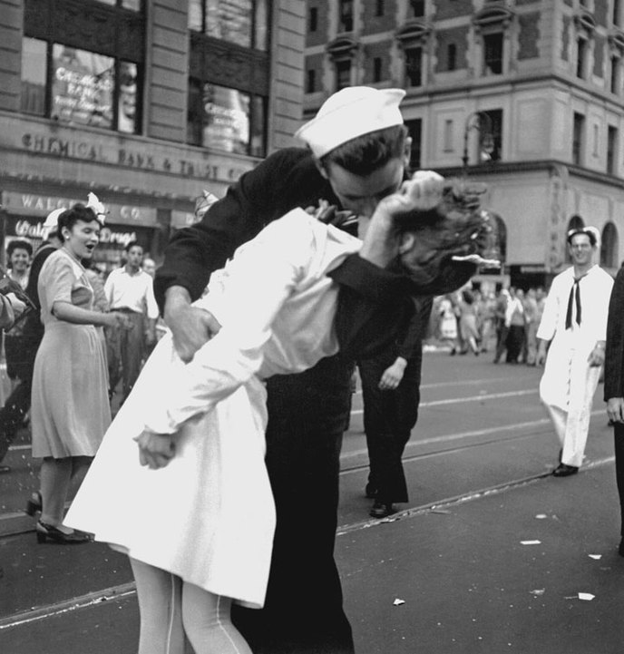 baiser à Times Square aux lendemains de la Seconde Guerre mondiale (petite anecdote: certains analystes parlent d'une agression sexuelle puisque la femme n'était pas consentante d'après eux)