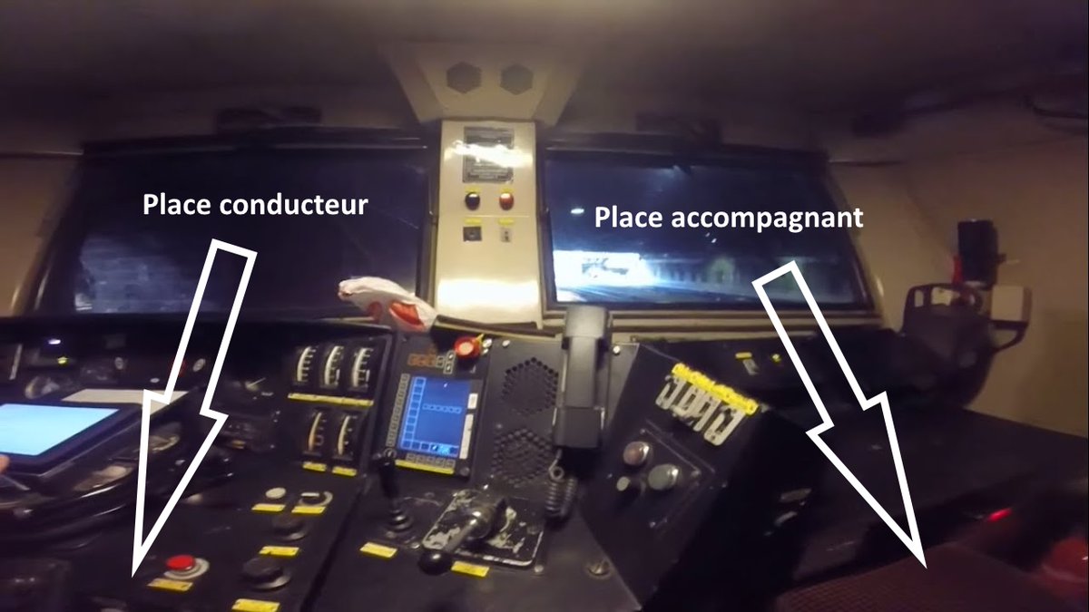 Mais les systèmes de sécurité se sont perfectionnés et on a supprimé le deuxième agent en cabine. Sauf qu'une locomotive ca vit 40 ans donc pendant longtemps, le conducteur à continué d'être assis à gauche dans la cabine avec un siège à droite ... vide.