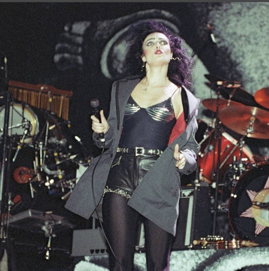 Happy birthday to my queen,
Siouxsie Sioux. 