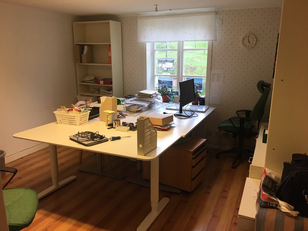 hheurlin's tweet photo. Ny plats för Liv i vatten, ny plats för Våren och ny plats för Ekologitemat! Idag spred vi ut oss på tre håll i Sollentuna! Och nu har vi äntligen möblerat om vårt kontor! Återbrukar skrivbord från Turebergshuset. Nu ska vi bara rensa lite #solskol #naturskolanisollentuna https://t.co/S7HVy7LZsd