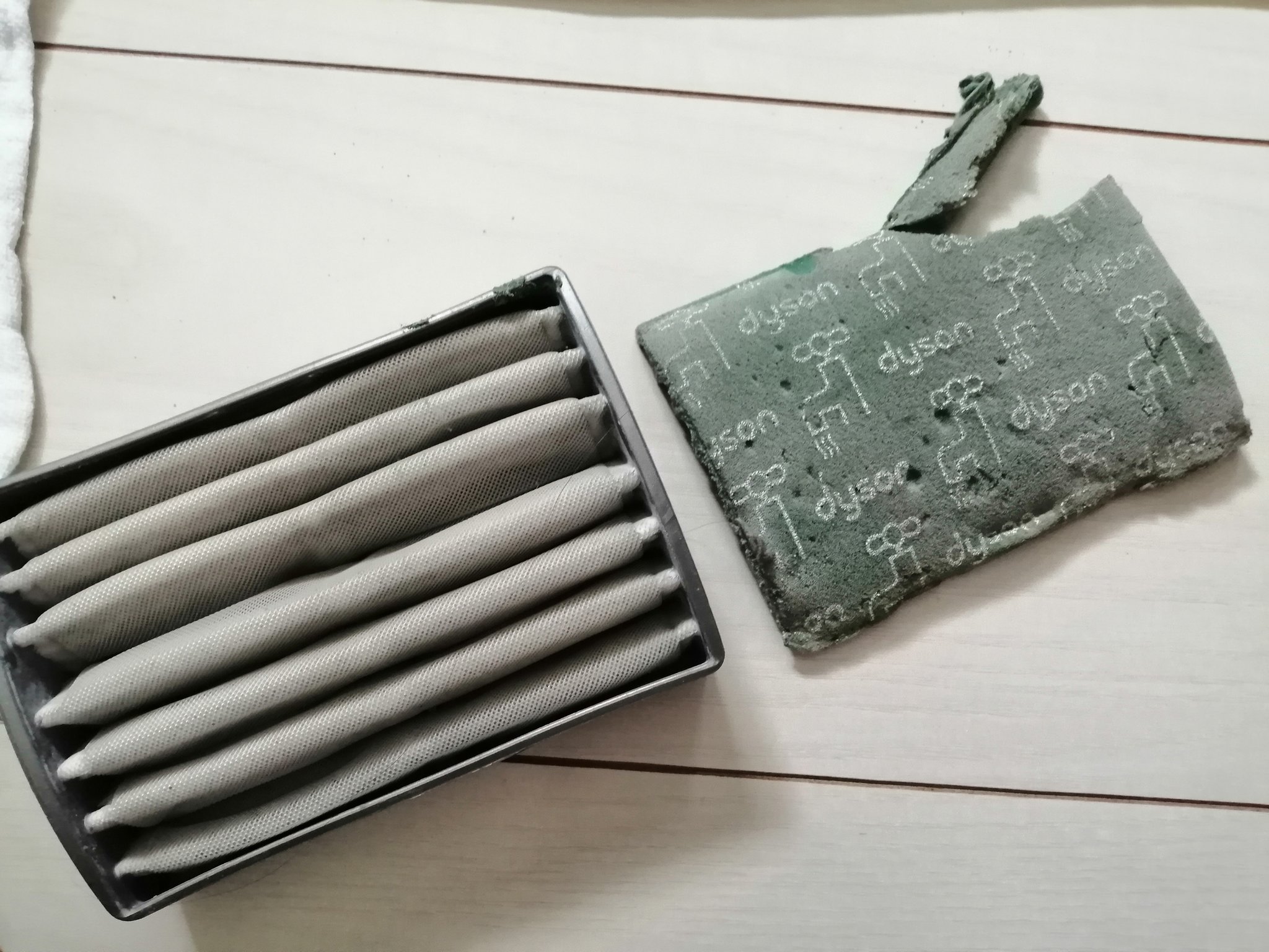 Manamipapa ダイソンdc12のフィルタースポンジが ぼろぼろに メラミンスポンジをカットして代用にしよう モーターに付加がかかりそうなら 不織布マスクかけとこうかな ウイルス99 9カットするしね Manamipapa ダイソンdc12のフィルタースポンジが ぼろぼろに メラミンスポンジをカットして代用にしよう モーターに付加がかかりそうなら 不織布マスクかけとこうかな ウイルス99 9カットするしね